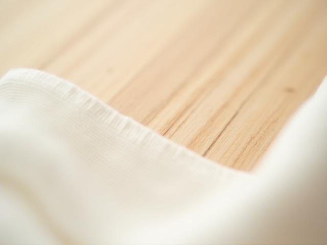 Naturinspirert stofftekstur med delikat mønster av en svale.