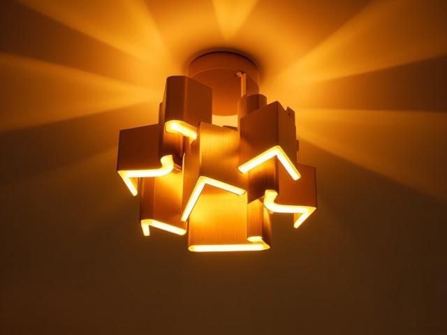 Geometrisk taklampe i børstet metall